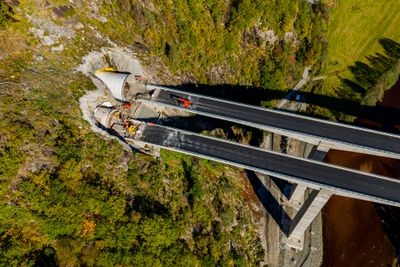 Implenia/Stangeland har bygd bruer i to år i dette prosjektet, og nå er den viktige overgangen mellom bru og tunnel i ferd med å bli ferdig.