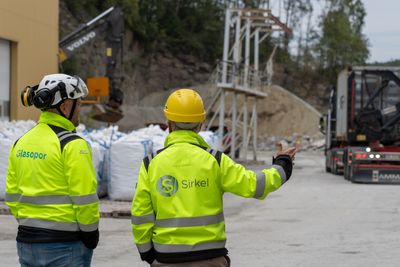 Fabrikksjef Svend Aage Larsen (t.h.) forteller at de ansatte har kommet med verdifulle innspill til fornyingen av fabrikken.
