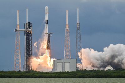 SpaceX Falcon 9-rakett som tar av fra Cape Canaveral Space Force Station i Florida med ESAs Hera-romfartøy som skal til astroiden Dimorphos 7. oktober 2024.