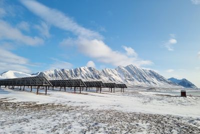 Med et bakkemontert solcelleanlegg og solceller på bygningene kan forbruket av diesel ved Isfjord Radio reduseres med 60 til 70 prosent.