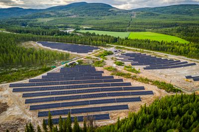 De to andre bakkemonterte solkraftverkene i Norge som er ferdig utbygd og i produksjon, er Buer solkraftverk på 1,1 MW (bildet) og Vikersund solpark på 2,3 MW. Bildet er fra juni i år.