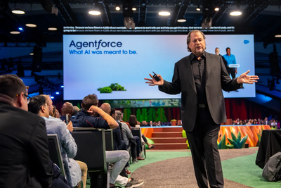 Den profilerte medgründeren og CEO i Salesforce, Marc Benioff, under den storstilte lanseringen av Agentforce, som er selskapets megasatsing på autonome AI-agenter