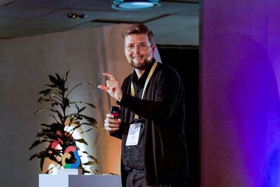 Telenors Nikolai Perminow på Google Cloud-konferanse, hvor de slapp nyheten om det nye samarbeidet mellom selskapene.