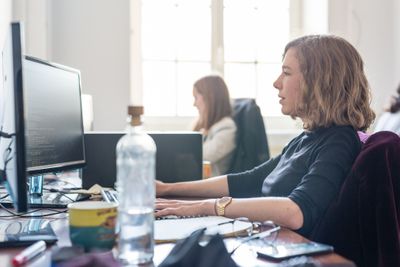 Antallet arbeidsledige IT-folk har økt med 40 prosent siden i fjor. Men nå øker også antallet utlyste stillinger raskt.