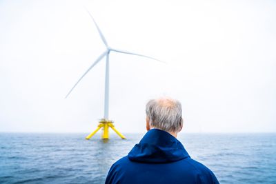 Statsminister Jonas Gahr Støre besøkte festområdet METCentre utenfor Haugesund der det står to flytende havvindmøller. Nå trekker to leverandører seg ut av anbudsprosessen.