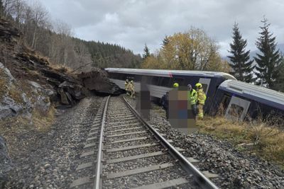 Lokføreren mistet livet i togavsporingen ved Finneidfjord i Nordland torsdag ettermiddag, opplyser politiet. Veien forbi ulykkesstedet er stengt inntil videre.