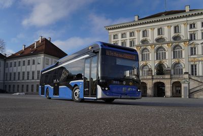 Ebusco 3.0 har skrog av karbonfiber, som skal gjøre bussen atskillig lettere enn konkurrentene. Til forskjell fra mange andre busser har den også batterier i gulvet, slik at tyngdepunktet blir lavt. Men produsenten har store problemer med produksjonen og økonomien. Her er bussen i München.