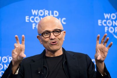 Satya Nadella feirer ti år som administrerende direktør i Microsoft med en heftig lønnsøkning.