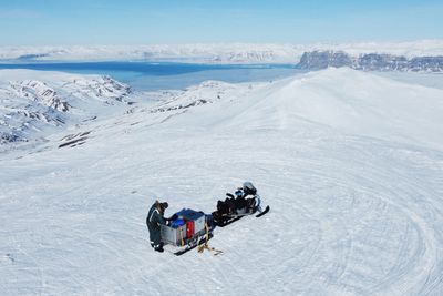 Prosjektleder Espen Olsen felttester internettbredbånd fra lavbanesatellitter på Svalbard. 