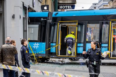 Trikk 19 var på vei mot Stortorvet da den sporet av og kjørte inn i Eplehuset i Storgata 29. oktober i år. 4 personer er skadet.
