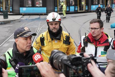 TRikken kjører som normalt dagen etter at en trikk kjørte inn i en butikk i Oslo. Her informerer politiets innsatsleder Anders Rønning og innsatslederne fra de andre nødetatene om ulykken.