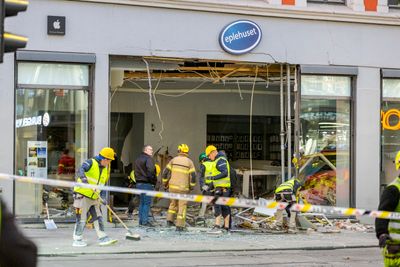 Trikken som kjørte inn i Eplehuset tirsdag ble senere på dagen dratt ut av butikken.