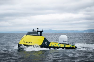 Argeos USV «Argeo Argus» på tur uten mennesker om bord. Sånne farkoster kan bli viktige havobservatører, men mangler muligheten til å ta biologiske prøver, ifølge forskningssenterleder Nils Olav Handegard i Crimac.