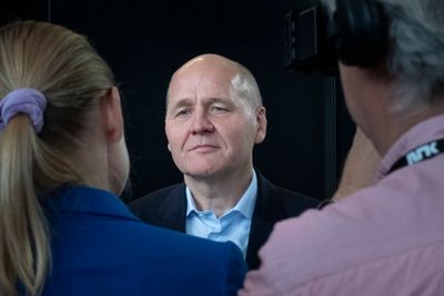 Avtroppende konsernsjef Sigve Brekke i Telenor har lagt fram sitt siste kvartalsresultat for selskapet. Her fotografert under et intervju med NRK.