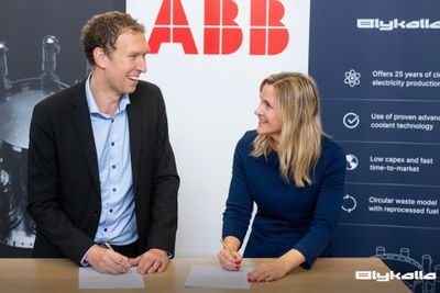 Adm. dir Jakob Stedman i Blykalla og Vibeke Gyllenram fra ABB Process Automation undertegnet intensjonsavtalen om samarbeid på utvikling av Sealer 55 SMR kjernerkaftteknologi. ABB vil se på mulighet til å utvikle en dedikert elektrifiserings- og automasjonsløsning skreddersydd spesielt for Blykallas SEALER-reaktorer.