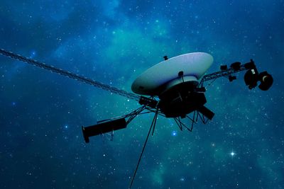 Voyager 1 nærmer seg 25 milliarder kilometers avstand fra jorden og mister stadig mer og mer av den tilgjengelige strømmen. Likevel har Nasa atter en gang klart å gjenopprette kontakten.