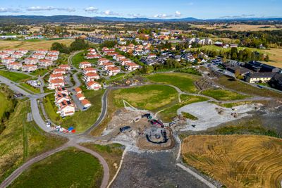 Gjerdrum og boligområdet Nystulia er sikret. Skredkatastrofen vil aldri bli glemt og skal markeres i form av generasjonspark som bygges nå (midt i bildet). 