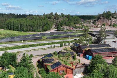 Modell av det planlagte solcelleanlegget ved den sørgående siden av E18 ved Stokke i Vestfold. På hitsiden av veien ligger Furulund Kro & Motel, som har solceller på taket fra før.  