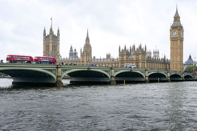 Parlamentet er ett av landemerkene i London som etter planen skal varmes opp med spillvarme fra blant annet undergrunnen og kloakken i den britiske hovedstaden.