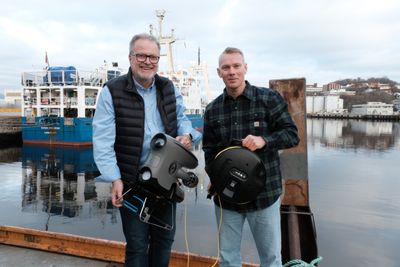 CTO Jonas Follesø (t.h) i Blueye Robotics lot teknologiredaktør Jan M. Moberg teste en Blueye X3-drone fra kaikanten i Nyhavna i Trondheim. 