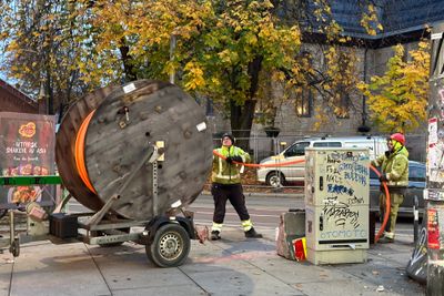 Norske bredbåndskunder har mange raske nett å knytte seg til. Her fra fiberlegging i Oslo sentrum. Nperf har målt nettene i Norge og finner i første rekke at de er gode, men noen er bedre enn andre. 