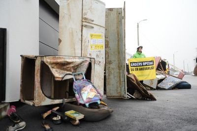 Aktivister fra Greenpeace Norden og Greenpeace Brasil har plassert vrakrester fra ekstremværet rundt boligen til oljesjefen Anders Opedal. Dette skjedde etter at rundt en halv million mennesker måtte forlate hjemmene sine under den dødelige flommen i Brasil i april og mai