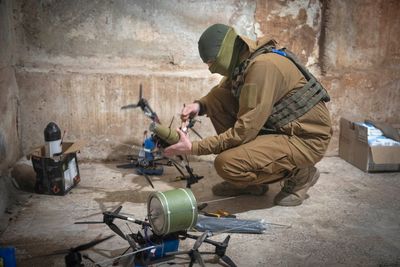 En ukrainsk soldat forbereder en drone til bruk ved fronten. Ukrainas egen våpenindustri har stor  overkapasitet fordi landets regjering ikke har egne penger den fritt kan bruke til å bestille våpen.