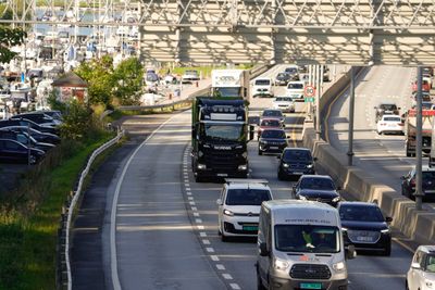 Kollektivfeltet er igjen forbeholdt kollektivtrafikk på E18 i Bærum – i helgene.