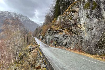 Fylkesvei 79 ved Haukanesstølen i Granvinsfjorden i Hardanger. Her skal 180 meter av veien utvides i løpet av 2025.