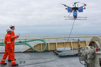 Fartøysjef og gründer Pouyan Shariffiasl og pilot Henning Pedersen på tokt i Nordsjøen i 2019 da selskapet testet droneteknologien. Hamidiasl mener nå at en tidligere utvikler har prøvd å skade produktet hans ved å gi dem ødeleggende programkode. 