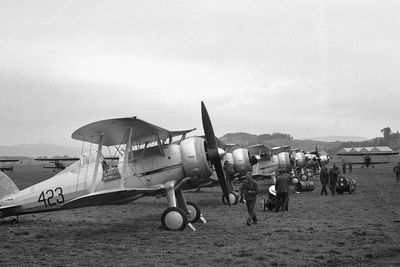 – Restaureringen av flyet bidrar til at en viktig del av historien om krigens første dager i Norge blir bevart, sier forsvarsministeren. Her er  Gloster Gladiator nummer 423 på Kjeller på slutten av 1930-tallet.