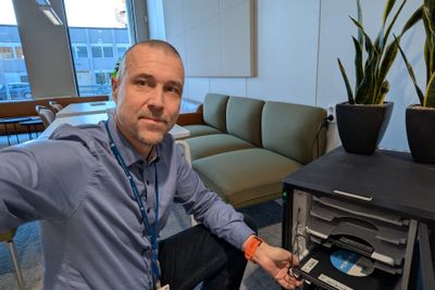 Nestleder Christian Bøhn i Trondheim Digital viser frem et av Trondheim kommunes «Grab and Go»-skap. Skapene er plassert rundt på sentrale plasser i kommunen. De er fylt opp med gjenbrukte HP-maskiner som har fått lastet inn Googles operativsystem, Flex: − Ansatte kan enkelt kan låne med seg en maskin når de trenger det og har behov for å bevege seg mellom lokasjoner, sier Bøhn.