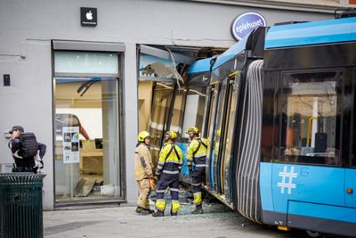 Trikk 19 på vei mot Stortorvet kjørte tirsdag 29. oktober ut av sporet og rett inn i Eplehuset i Storgata 17 i Oslo. Fire personer ble skadet.