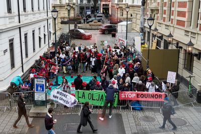 Demonstranter har på nytt samlet seg utenfor Equinors Høstkonferanse på Det Norske Teater. De krever at selskapet skrinlegger sitt britiske oljefelt, Rosebank. 