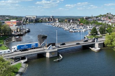 Kanalbrua i Tønsberg med utsyn vestover og innover i havna. 