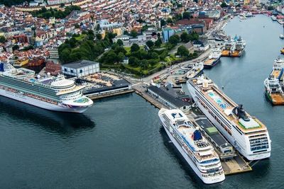 Bergen Havn rydder opp og fjerner luftutslipp med landstrøm til både cruise, offshoreskip og Kystruten. Vern om sjølivet er nå i fokus, Havna vil ha nasjonalt forbud mot utslipp fra eksosvasking (scrubbere).