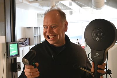 Bjørn Holte, som er gründer og sjef i Hedgehog Dryer, tester ut motorkaften i et av selskapets tørkeprodukter.