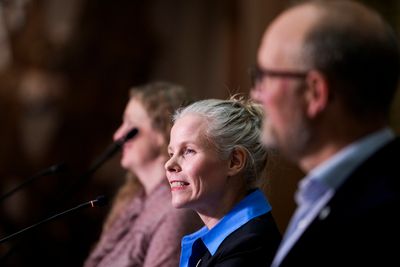 Tuva Moflag (Ap), Kirsti Bergstø (SV) og André Myhrvold (Sp) under pressekonferanse på Stortinget etter SV og regjeringspartiene kom søndag til enighet om statsbudsjettet for 2025.