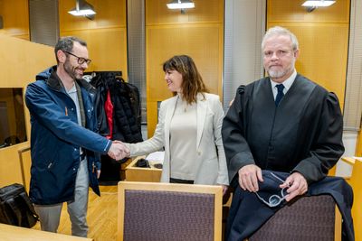 Tinius-stiftelsens Advokat Jon Wessel-Aas snakker med rettslig medhjelper Kaija Bjelland fra Regjeringsadvokaten under første dag av rettssaken Tinius vs. staten. Sakkyndig vitne Inga Strümke i bakgrunnen.