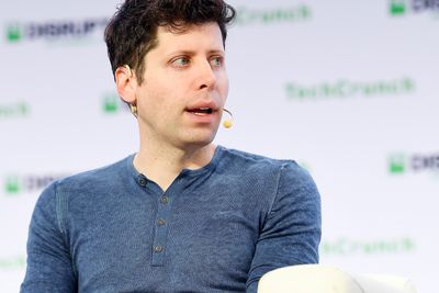 Sam Altman mener kunstig generell intelligens (AGI) ikke blir så betydningsfullt som folk tror, men at «superintelligens» derimot vil bli den store milepælen.