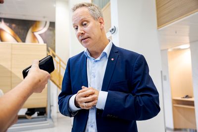 Samferdselsminister Jon-Ivar Nygård (Ap) må forklare hvordan han skal bedre togsituasjonen, krever Høyre.