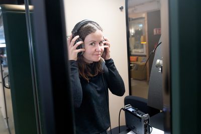 Journalist Heidi Caroline Sævold leser inn lyd for den nye KI-stemmen vår.