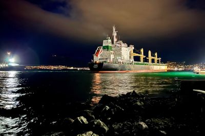 Lasteskipet Ruby til kai i Tromsø. Slepingen fra kai ble en dyr affære for staten.