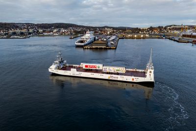 Fra fjernstyringssenteret (ROC) i Horten overvåkes nå MS Yara Birkeland, MS Marit og MS Therese samt to ubemannete overflatefartøy (USV) for Reasch Subsea.  Frikk S.  er ROC-tekniker - ETO og skal gjøre elektrikerens arbeid fra Horten.