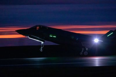 Et av de fire F-35A-flyene som landet på Ørland flystasjon litt før klokka 16 torsdag 12. desember.