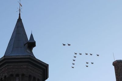 Luftforsvarets «julestjerne 2017» bestående av to F-35 og tolv F-16 over Akershus festning i Oslo.