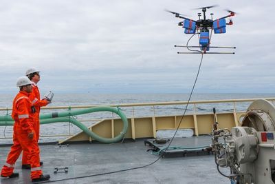 Fartøysjef og gründer Pouyan Shariffiasl og pilot Henning Pedersen på tokt i Nordsjøen i 2019 da selskapet testet droneteknologien. Shariffiasl påstod at den tidligere utvikleren har prøvd å skade produktet hans ved å gi selskapet ødeleggende programkode.