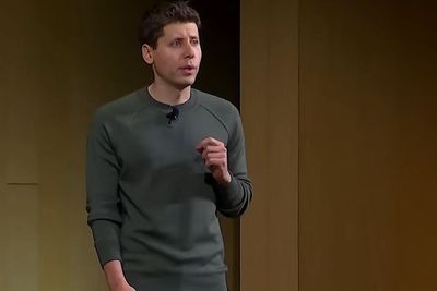 Open AI, her ved sjef Sam Altman, lar seg ikke pille på nesen av Elon Musk og slår tilbake med publisering av gamle e-poster.