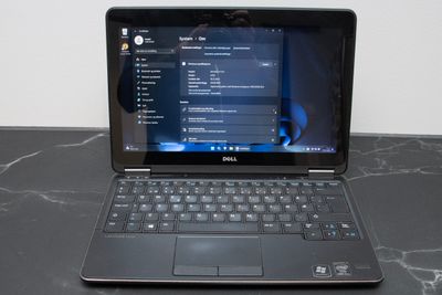 En ti år gammel Dell Latitude E7240 Ultrabook kjører Windows 11 til tross for at den offisielt ikke støttes av operativsystemet.