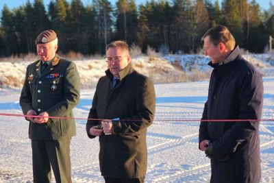 Forsvarsministeren var på plass for å rituelt åpne bredbåndet. Fra venstre Sjef CyFor, Brigader Halvor Johansen, Forsvarsminister Bjørn Arild Gram og Dag Stølan fra Space Norway.